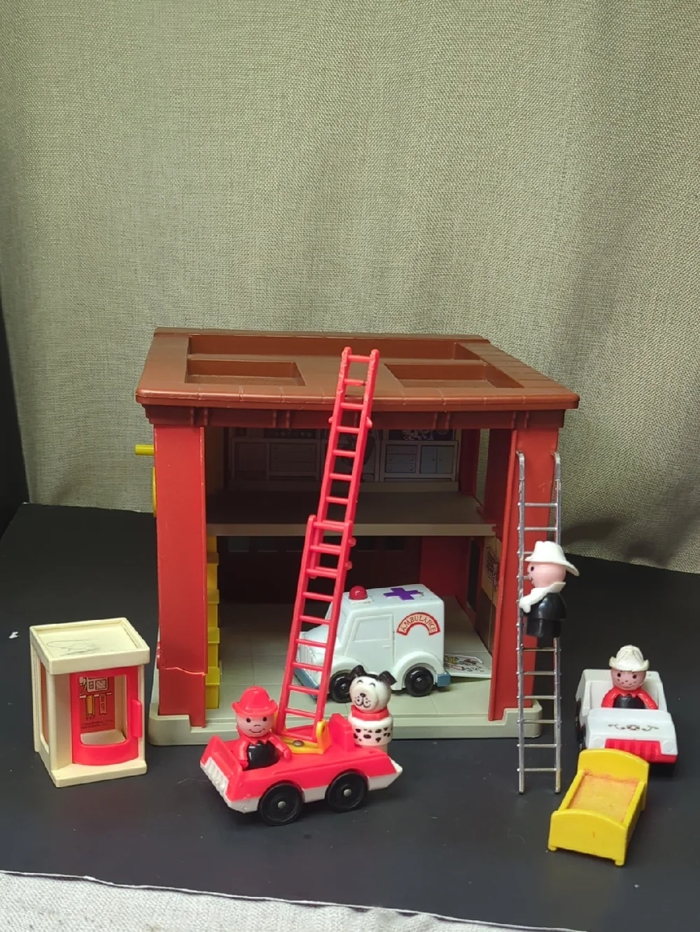 1979 VINTAGE WORKING FISHER PRICE PLAY FAMILY FIRE STATION #928 w/accessories - Picture 2 of 16